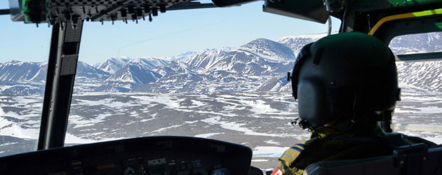Members of 430 Tactical Helicopter Squadron from CFB Valcartier transport personnel and equipment to the Grant High Arctic Data Communications System on June 11 during Operation NEVUS. Photo by PO2 Belinda Groves