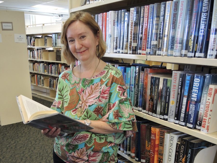 Base library closure opens a new chapter for librarian : Pacific Navy News