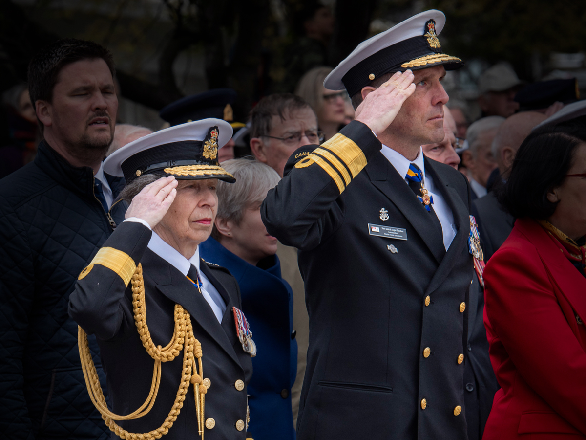 Son Altesse Royale, la princesse Anne, la princesse royale, commodore honoraire en chef de la Flotte canadienne du Pacifique (à gauche), et le vice-amiral Angus Topshee, commandant de la Marine royale du Canada, saluent le cénotaphe de l’Assemblée législative de la Colombie-Britannique lors du défilé de la bataille de l’Atlantique, le 5 mai. Photo : Matelot de 3e classe Mckayla Ryce, Services d’imagerie des FMAR(P).
