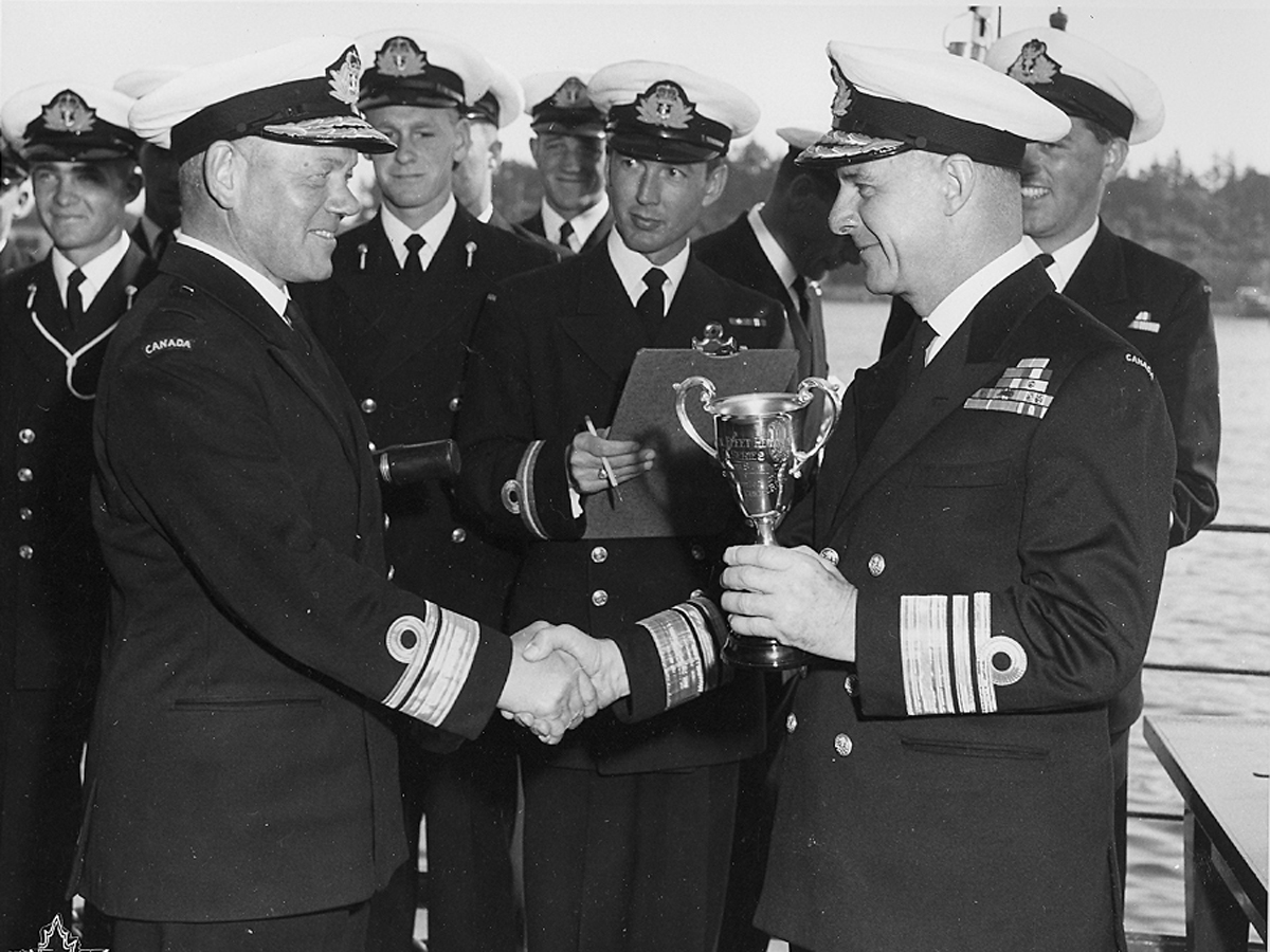 Le contre-amiral Hugh F. Pullen (à gauche) serre la main du vice-amiral Harry DeWolf. Photo fournie par.