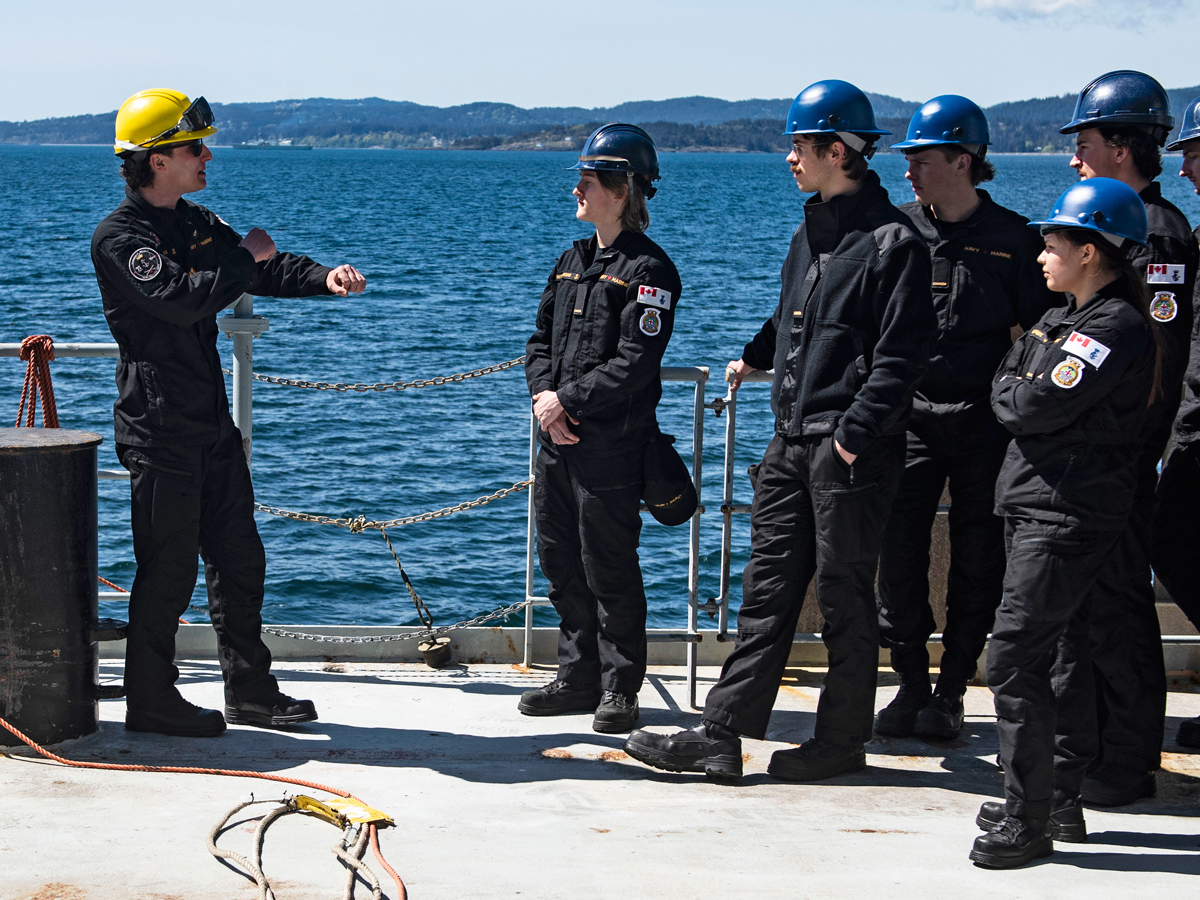Les membres de l’équipage du navire à moteur (MV) Asterix effectuent une pose de ravitaillement en mer (RAS), lors du TGEX 2024, le 22 avril. Photo : Caporal-chef Nathan Spence, Services d’imagerie des Forces maritimes du Pacifique, Esquimalt, C.-B.