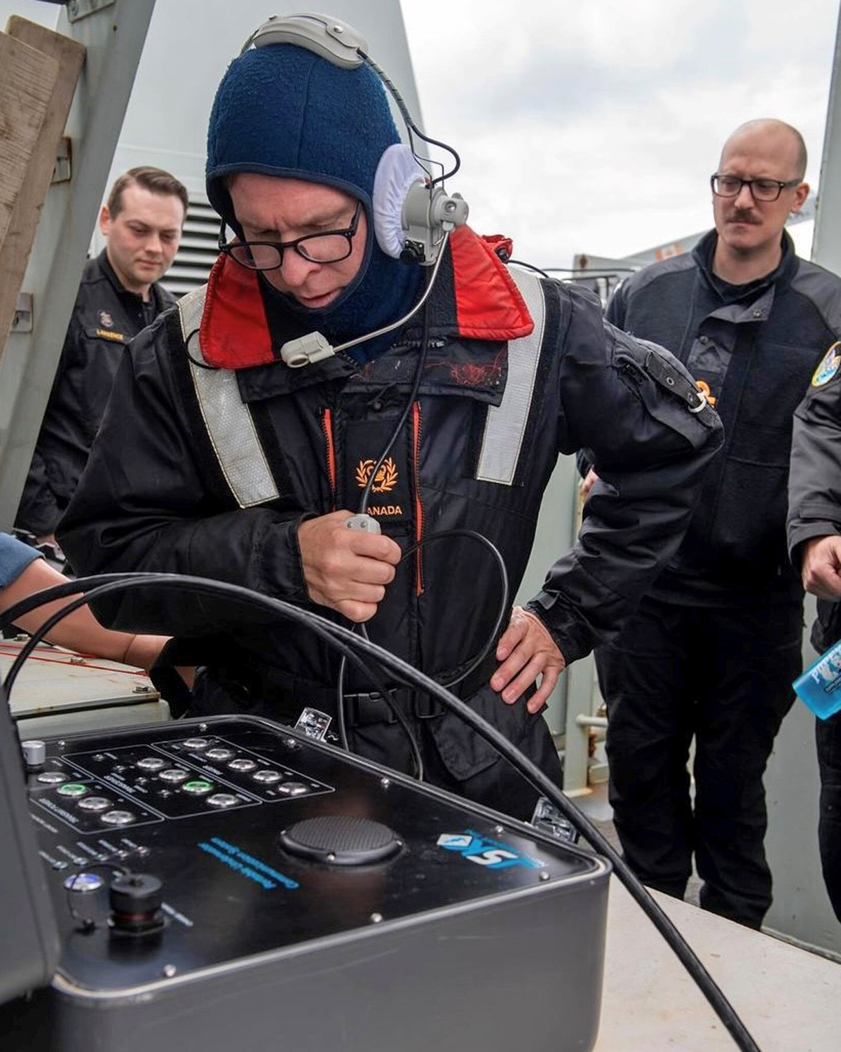 Le premier maître de 2e classe Nelson Harvey parle à l’équipage du NCSM Edmonton à l’aide du téléphone sous-marin du NCSM Yellowknife.