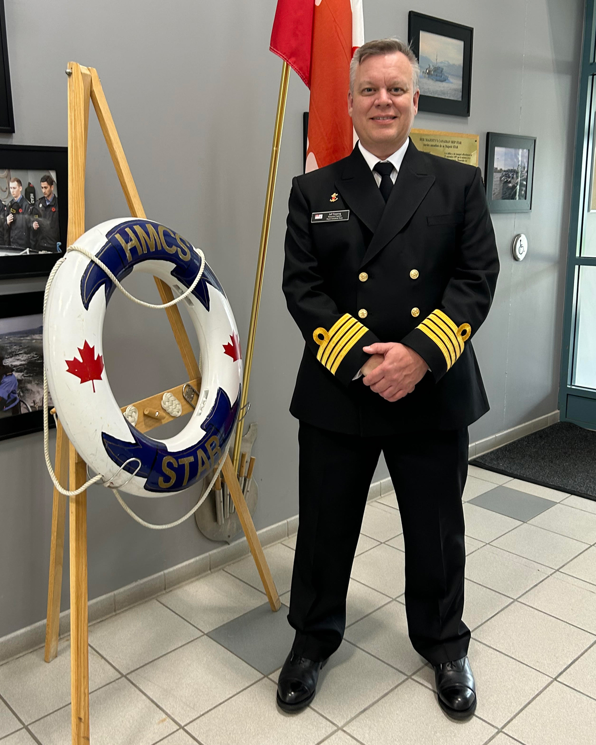 Capitaine de vaisseau honoraire (Capv H) Jeff Topping lors d’une visite à Hamilton, Ont.  Le Capitaine de vaisseau honoraire Topping a récemment été nommé ambassadeur du NCSM Prevost, l’unité de la Réserve navale de London, en Ontario.  Photo : NCSM Star