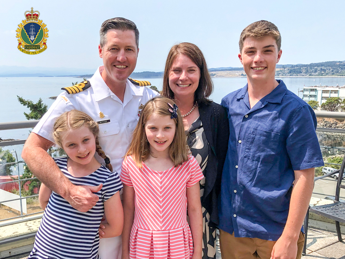 Le capitaine de vaisseau Kevin Whiteside avec sa famille.