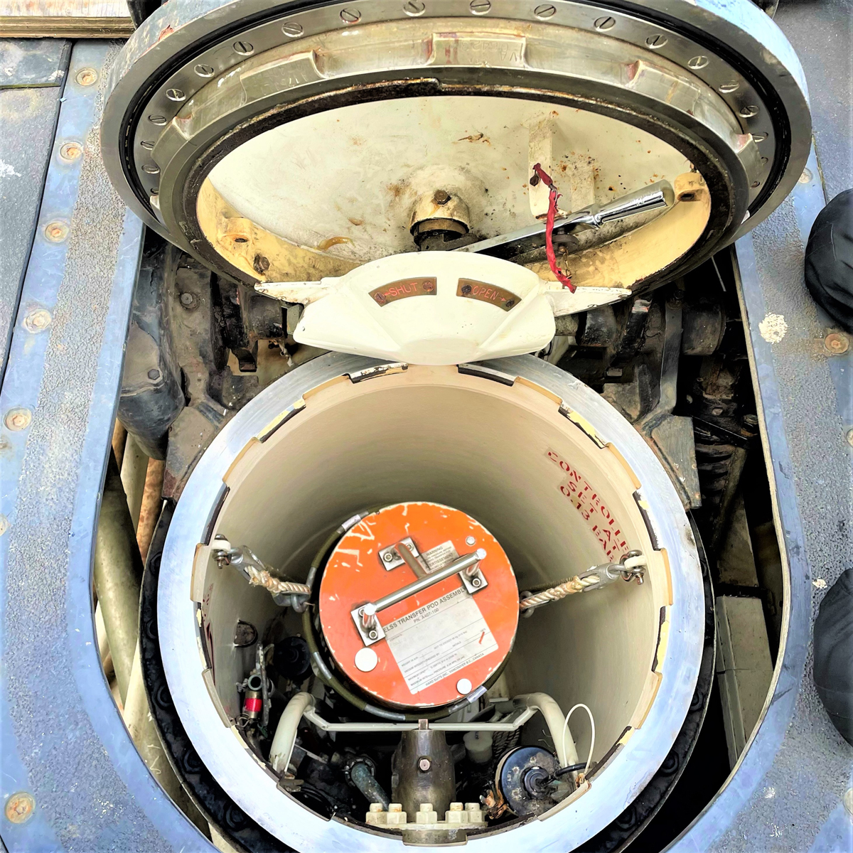 La nacelle des fournitures de sauvetage d'urgence (ELSS) est placée en toute sécurité dans le sac d'affichage installé dans la tour d'évacuation avant du NCSM Chicoutimi.