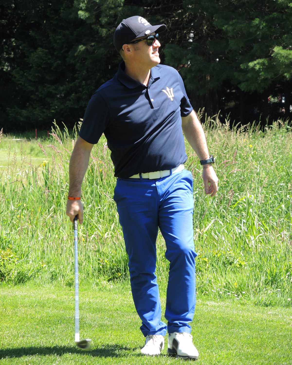 Le Capitaine de vaisseau Kevin Whiteside, commandant de la base de la BFC Esquimalt, regarde son coup de départ lors du tournoi de golf de bienfaisance Broadmead Care, le 6 juin au club de golf Royal Colwood. Photos : Peter Mallett/Lookout
