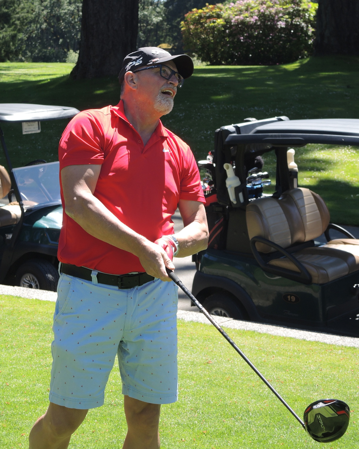 L’adjudant-chef de l’Aviation royale du Canada (à la retraite) Dave Hickey regarde son coup depuis le premier tertre de départ lors du tournoi de golf de bienfaisance Broadmead Care, le 6 juin au Royal Colwood Golf Club.
