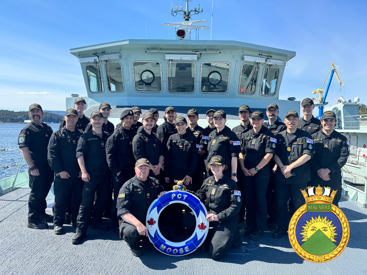 Photo de groupe de l'équipage du NCSM Malahat qui a participé à l'opération Malahat. Voile d'entraînement de la classe Orca sur le foc'sle du navire d'entraînement de la classe Orca PCT Moose 62. Photo : Sous-lieutenant intérimaire Carson Stoney.
