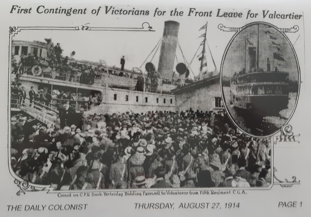 Une image du 27 août 1914 du journal The Daily Colonist montrant un adieu au terminal des navires à vapeur du Chemin de fer Canadien Pacifique à Victoria pour les soldats volontaires en partance pour les champs de bataille de la Première Guerre mondiale en Europe.