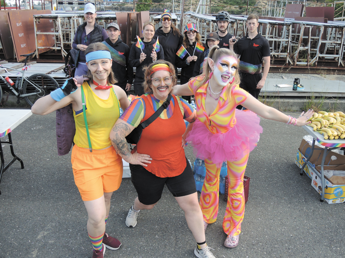 Sheena Finkbiner, le Ltv Lindsey Bookham et Malia Copley prennent la pose avec le personnel des PSP alors qu’ils portent les couleurs de la fierté avant l’échauffement. Photos : Peter Mallett/Lookout Newspaper.