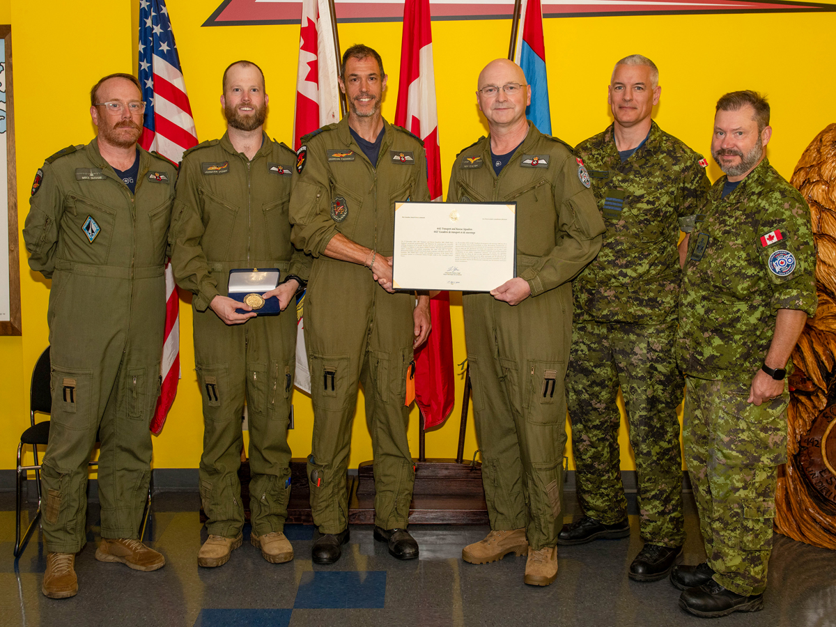 Le 442e Escadron de transport et de sauvetage reçoit la Mention élogieuse des Forces canadiennes le 25 juillet. Photos fournies