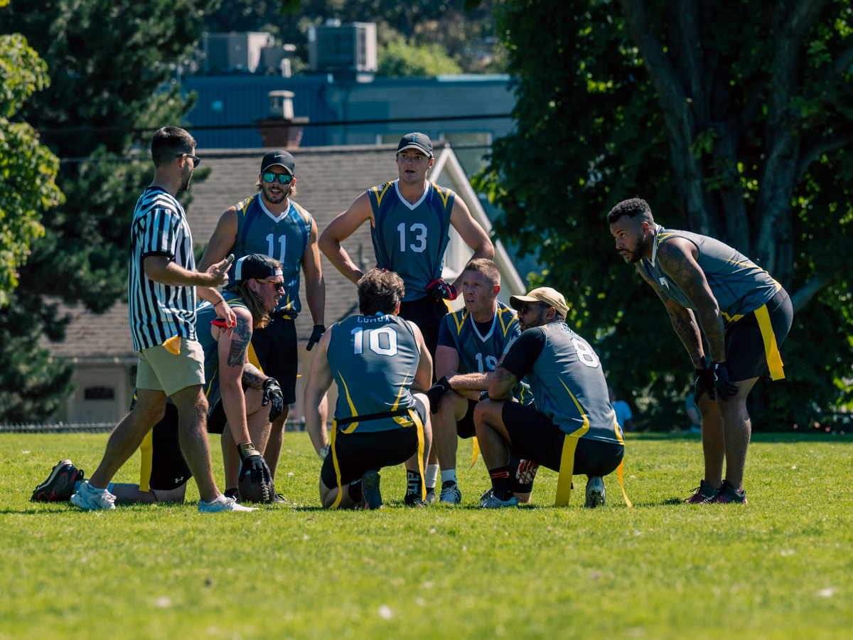 La Marine royale du Canada, l’Aviation royale du Canada et des invités d’honneur de la Ligue canadienne de football participent à une partie de flag-football pour la Coupe du Commodore. Photos : Caporal-chef William Gosse, Imagerie des FMAR(P).