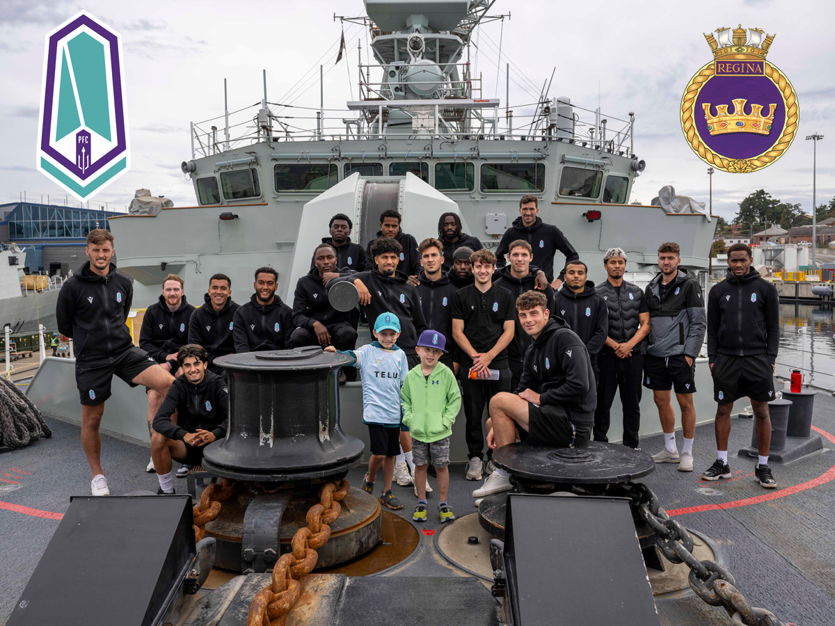 Les membres du Club de football du Pacifique posent pour une photo de groupe sur le NCSM Regina à la BFC Esquimalt. Photos : Matelot de 3e classe Jacob Saunders, Services d’imagerie des FMAR(P).