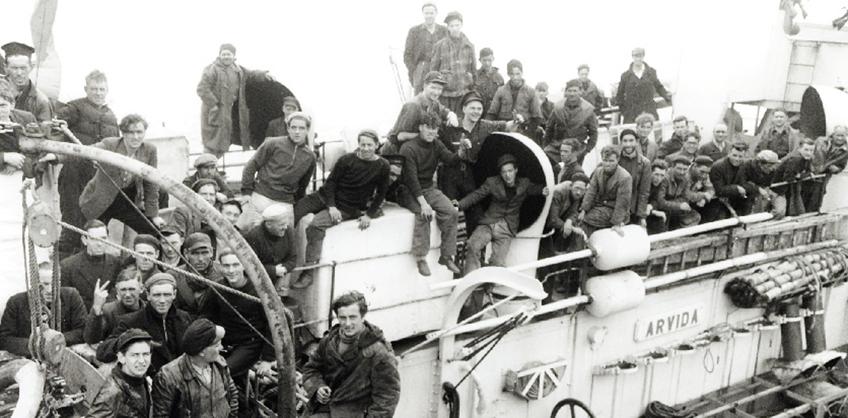 Survivants d’un navire marchand torpillé à bord du NCSM ARVIDA le 14 septembre 1942, port de St. John’s. Source : Lt Gerald M. Moses / Canada. Ministère de la Défense nationale / Bibliothèque et Archives Canada / PA-136285