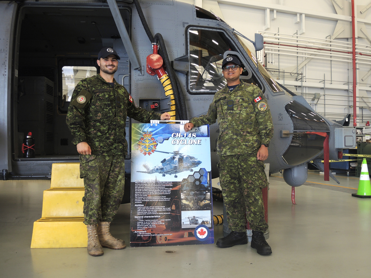 Le caporal Harveer Grewal et le cpl Thomas Desbiens posant fièrement avec l’hélicoptère Sikorsky CH-148 Cyclone.