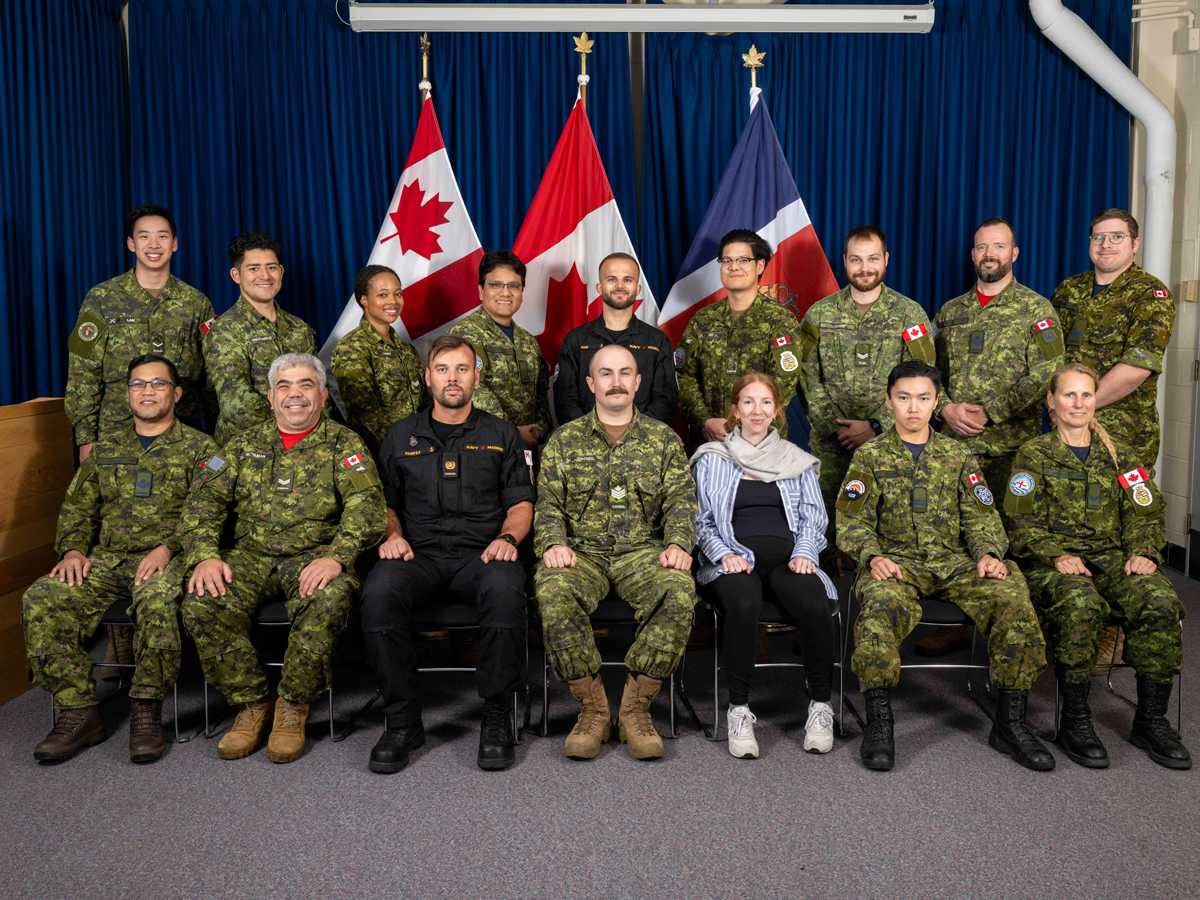 Les administrateurs des services financiers (ASF) qui suivent une formation de caissier posent pour une photo de groupe à l’École de la flotte navale (Pacifique) N-92, BFC Esquimalt, le 19 septembre. Photo : Matelot-chef Valerie LeClair, Services d’imagerie des FMAR(P)

