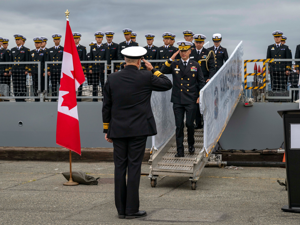 La marine de la République de Corée est arrivée à la BFC Esquimalt le 1er octobre. Une cérémonie de bienvenue a été organisée pour célébrer la 16e visite au Canada du groupe opérationnel d'entraînement aux croisières de la ROKN. Photo : Caporal-chef William Gosse