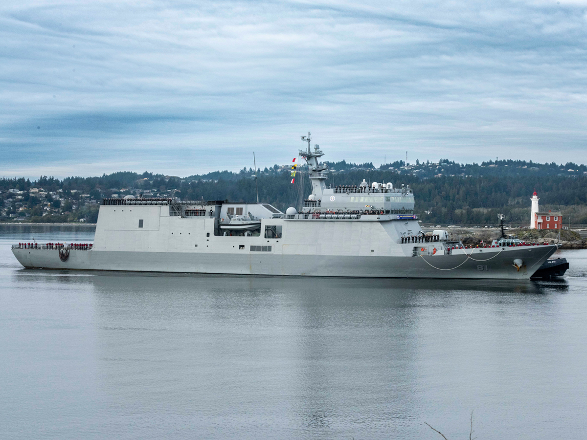 Le ROKS Hansando de la marine de la République de Corée passe le cap de Duntze le 1er octobre. Photo : Matelot de 3e classe Veni Colico