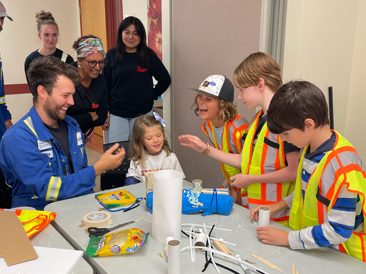 Les campeurs du camp STEM des PSP se familiarisent avec les sous-marins grâce à des activités dirigées par le commanditaire Babcock. Photos : Babcock Canada.