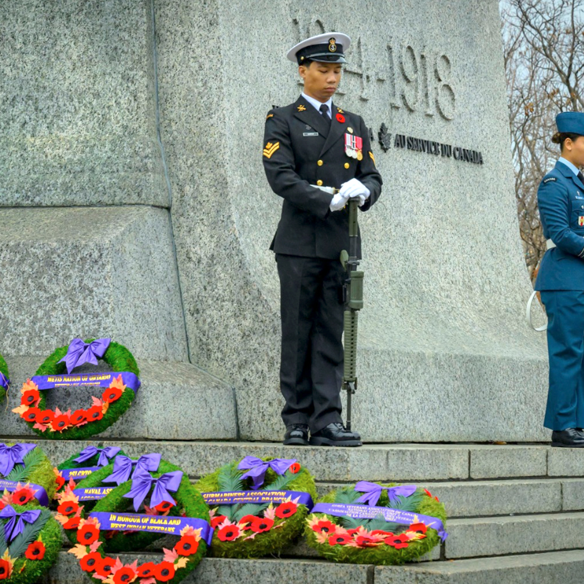 Le Matelot-chef Jed Garcia a représenté la Marine royale canadienne en tant que sentinelle lors de la cérémonie nationale du jour du Souvenir à Ottawa. Photo : Cpl Liam Du Plessis Cpl Liam Du Plessis
