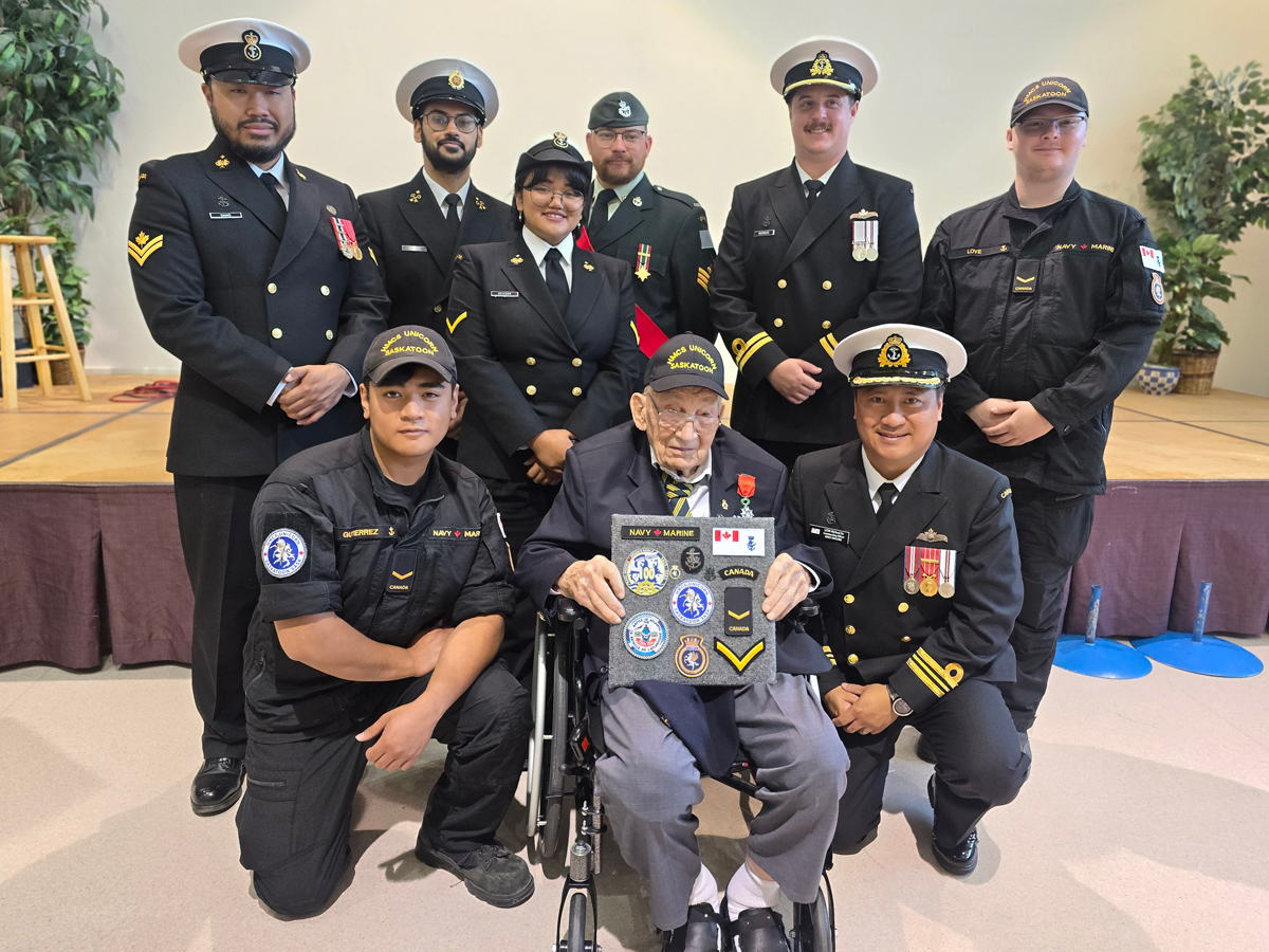 Allan White et des membres du NCSM Unicorn après la cérémonie des chevaliers de la Légion d'honneur à Prince Albert, en Saskatchewan, le 12 août. Photos fournies.