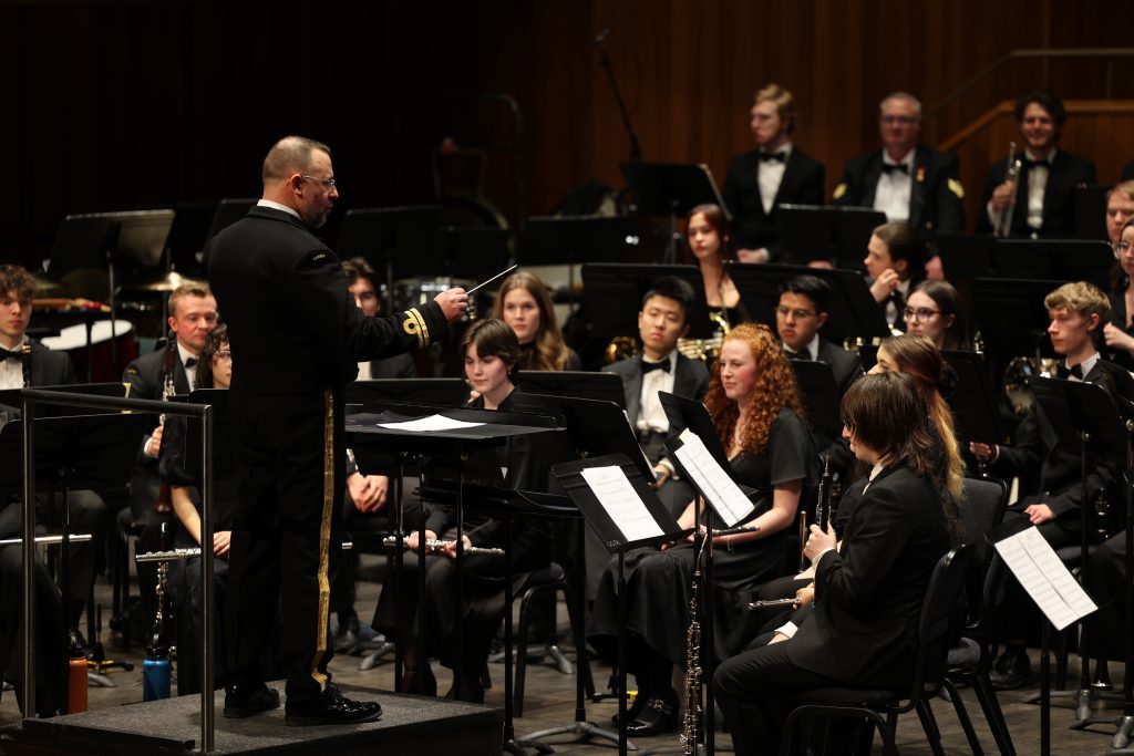 Les membres de la Fanfare Naden et de l’Orchestre symphonique de l’UVic se préparent à interpréter ensemble leur prochain morceau inspiré de la fantaisie à l’Auditorium Farquhar, le 4 avril.
