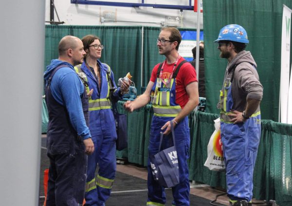 Members of Fleet Maintenance Facility (FMF)
enjoy food and conversation during the annual
Ship to Shore Industrial Tradeshow on Sept 7,
2025. Photo: Lindsay Groves, Lookout Newspaper