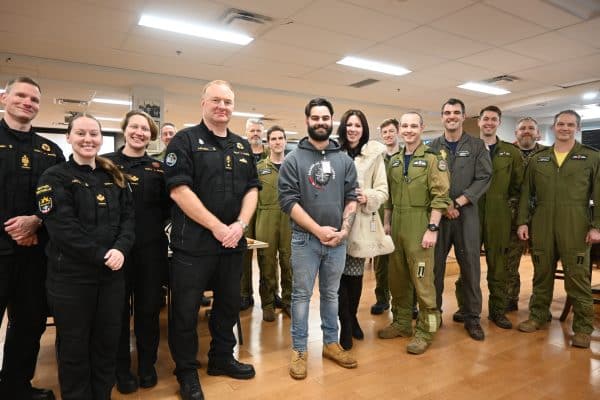 Royal Canadian Navy leadership, Sailor 1st Class (S1) Matt Blades and his wife S1 Margaret Blades (centre), and his rescuers (on right and back) pose for
a group photo during their meeting five days after S1 Blades’ rescue. Photo: Rodney Venis, CFB Esquimalt Public Affairs