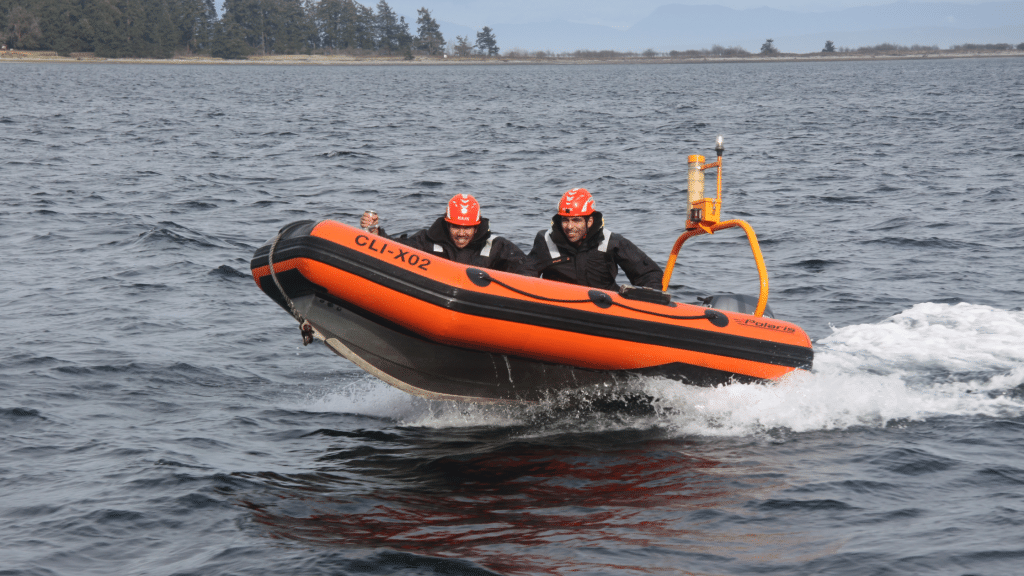 (De gauche à droite) Le lieutenant (Marine) Raymark Bancolita et le lieutenant (Marine) Kayvan Aflaki effectuent des exercices d'accostage à l'aide du RHIB du Delta.