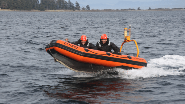 (De gauche à droite) Le lieutenant (Marine) Raymark Bancolita et le lieutenant (Marine) Kayvan Aflaki effectuent des exercices d'accostage à l'aide du RHIB du Delta.