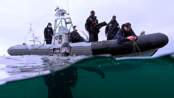 MS Imran Mughal searches the seabed during a dive exercise with CAF Naval Reserve at Goldstream Boathouse Marina, Victoria, BC. Photo: S1 Valerie LeClair, MARPAC Imaging