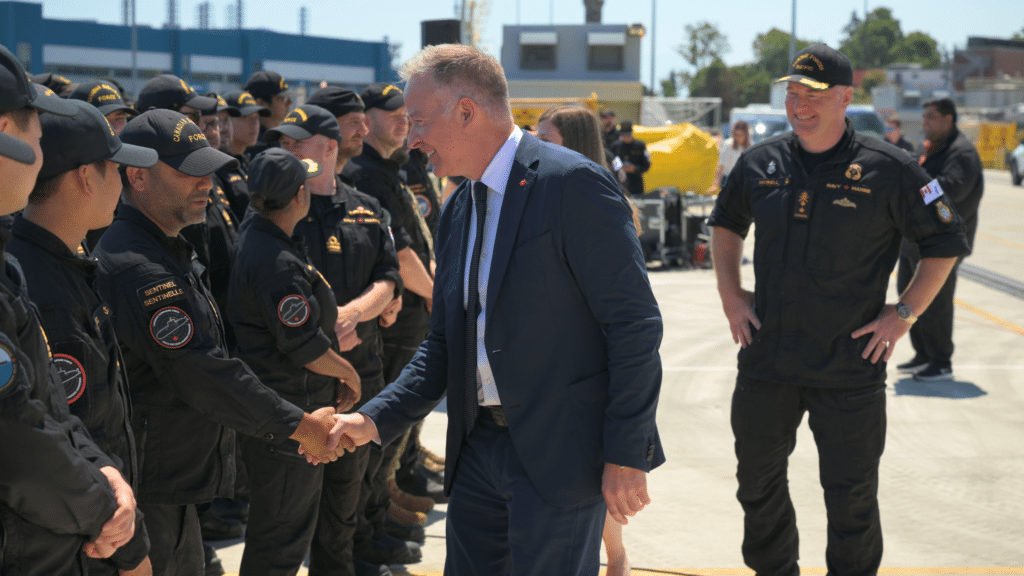 Stephen Fuhr, secrétaire d’État chargé des acquisitions de défense, serre la main de membres de la MRC lors de l’annonce du 7 juillet
à la BFC Esquimalt. Photo : Cpl Brandon Beers, Service d’imagerie des FMAR(P)