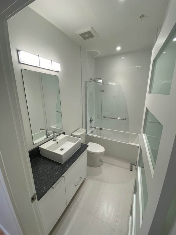 West Bay Quay – Street Level 2 Bedroom 1 Bathroom – For Lease
