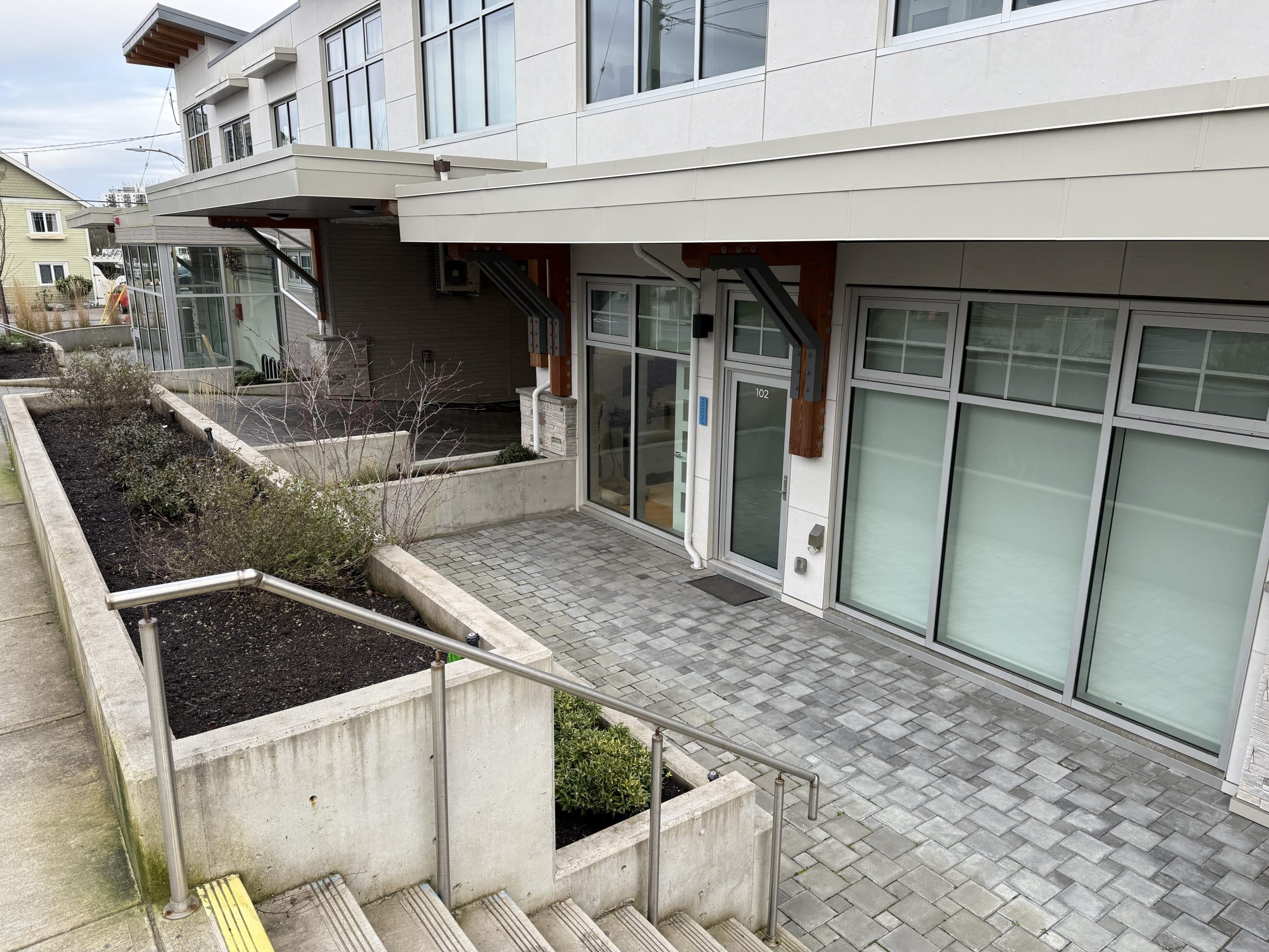 West Bay Quay – Street Level 2 Bedroom 1 Bathroom – For Lease