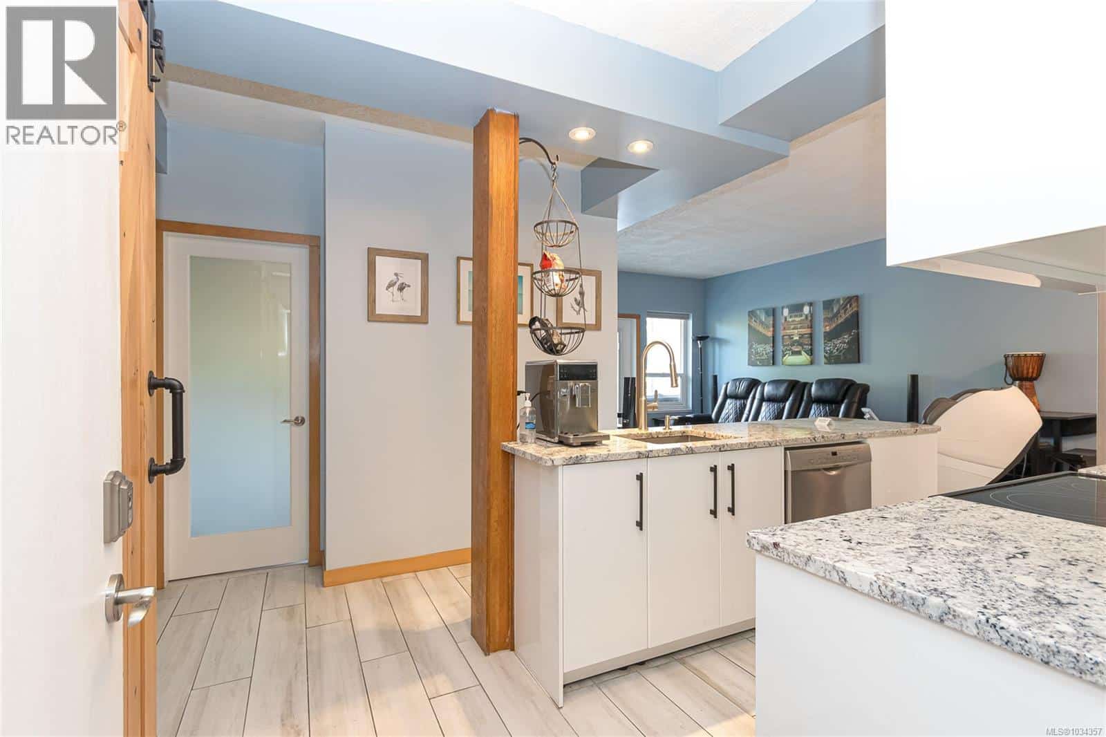 Condo for sale 103-1351 Esquimalt Rd $399 900